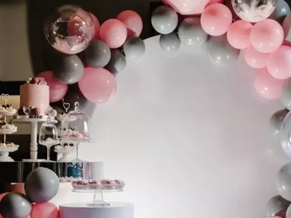Decoração de festa infantil em tons cinzentos e rosa-claro, e com balões de gás hélio metalizados