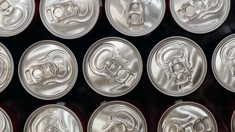 Várias latas de refrigerante fechadas com o lacre