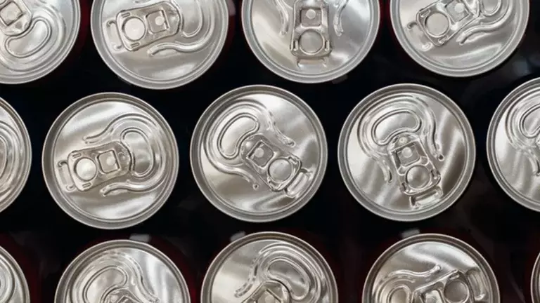 Várias latas de refrigerante fechadas com o lacre