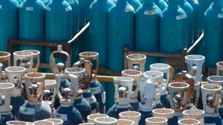 Muitos cilindros de cor azul-piscina lado a lado