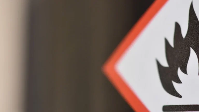 Placa de perigo com um símbolo de fogo em chamas