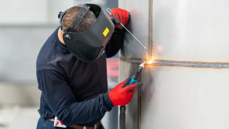 Trabalhador utiliza gás argônio para soldagem.