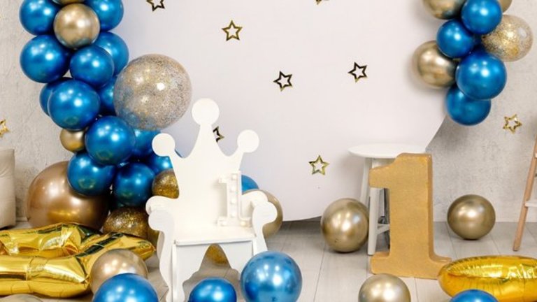 Decoração de festa infantil em tons dourados e com balões de gás hélio metalizados