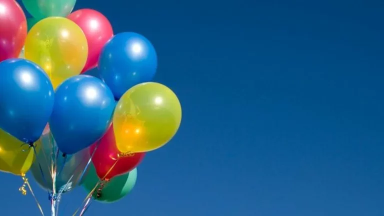 Bexigas coloridas no céu