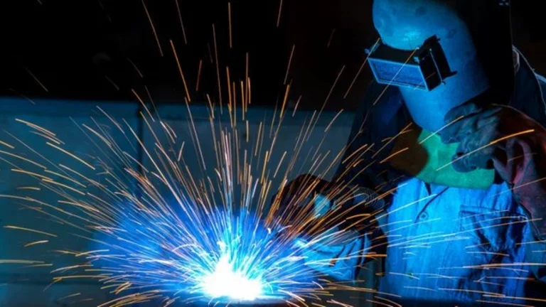 Colaborador trabalha com soldagem