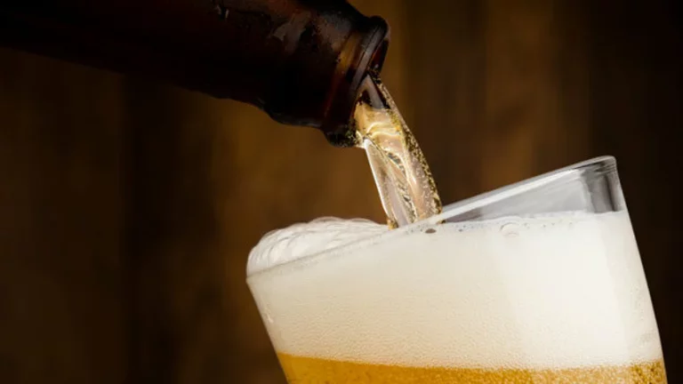 Copo de vidro sendo preenchido com cerveja