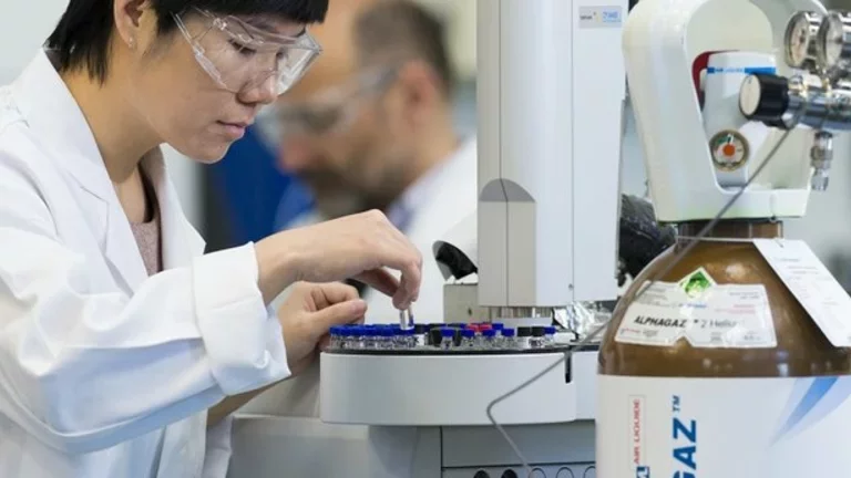 Cientista trabalha com gases em um laboratório