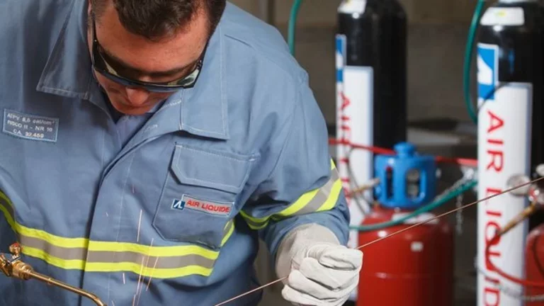 Profissional trabalha com cilindros de gases