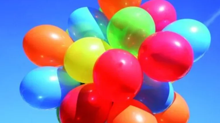 Bexigas coloridas no céu