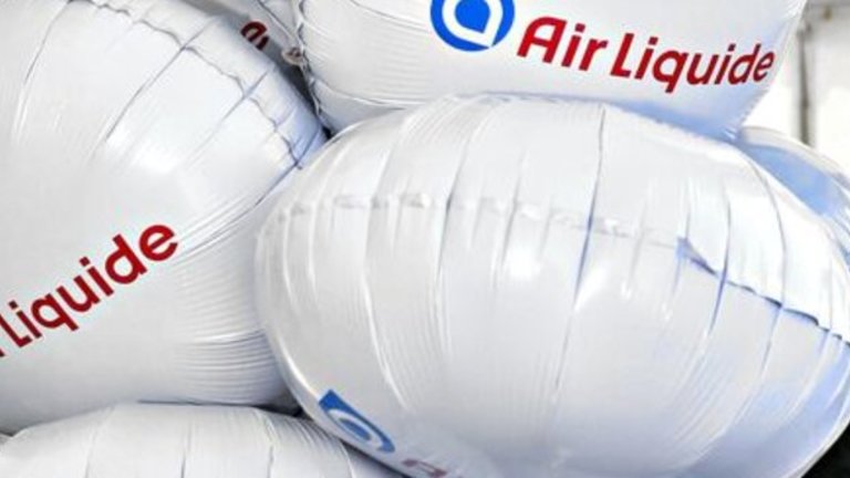Balões de gás hélio brancos com o logo da Air Liquide impresso