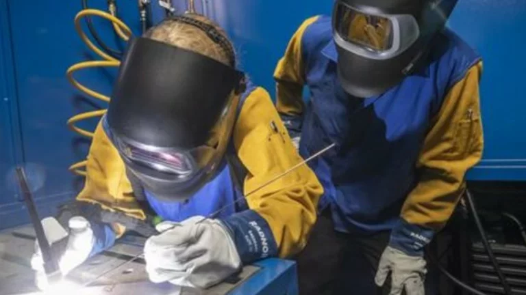 Profissionais trabalham com soldagem