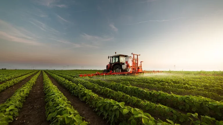 Trator de pulverização de um campo de soja
