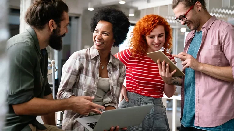 Programadores cooperando na empresa de TI desenvolvendo aplicativos. Conceito de escritório de trabalho de negócios de pessoas