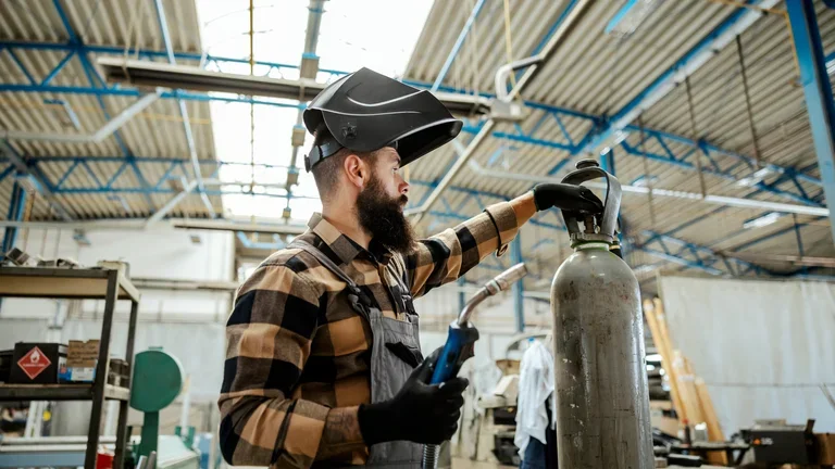 Gases para soldagem: entenda o papel na qualidade e eficiência do processo