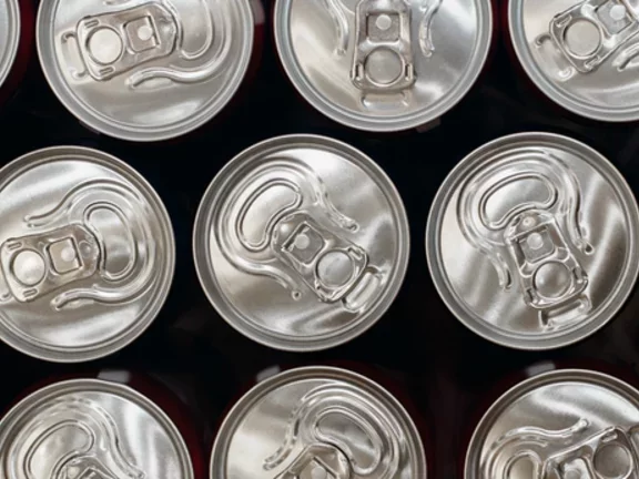 Várias latas de refrigerante fechadas com o lacre