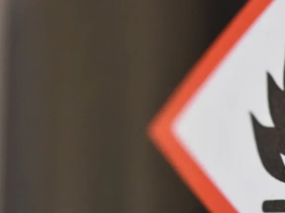 Placa de perigo com um símbolo de fogo em chamas