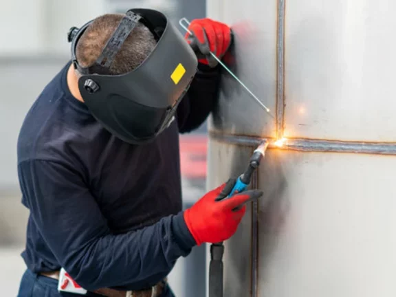 Trabalhador utiliza gás argônio para soldagem.