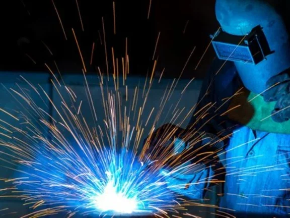 Colaborador trabalha com soldagem
