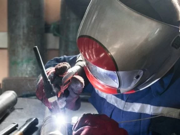 Colaborador trabalha com soldagem