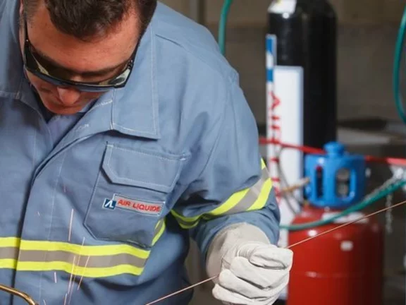 Profissional trabalha com cilindros de gases