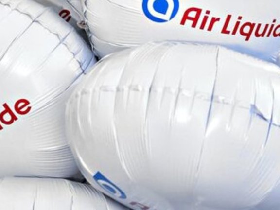 Balões de gás hélio brancos com o logo da Air Liquide impresso