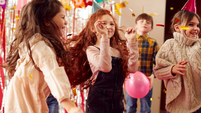 Crianças brincando em festa infantil 