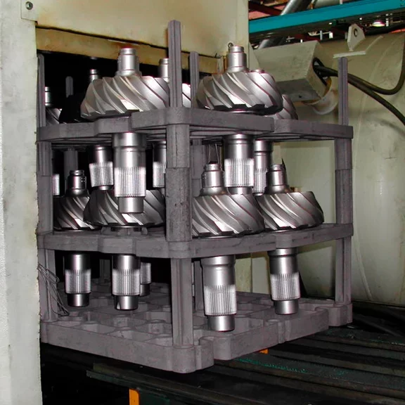 Máquina de tratamento térmico em uma fábrica